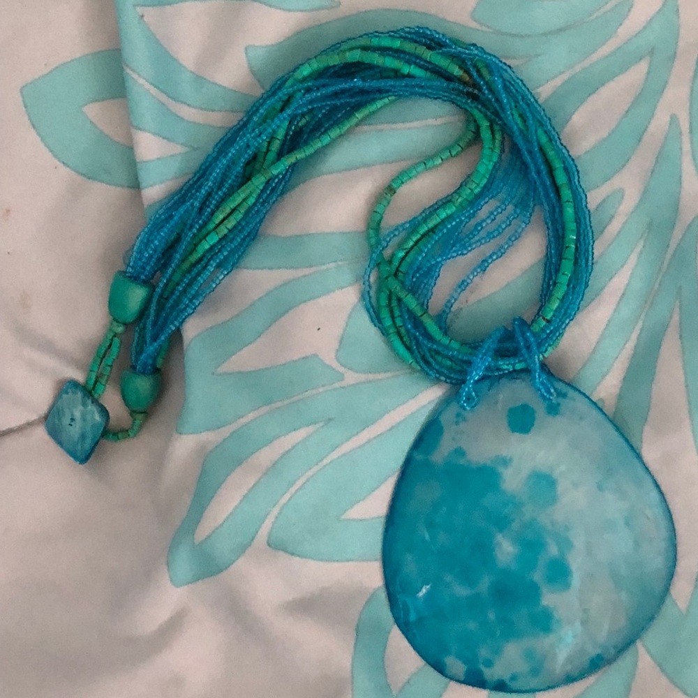 NWOT!!!! HANDMADE SHELL NECKLACE IN FABULOUS COND